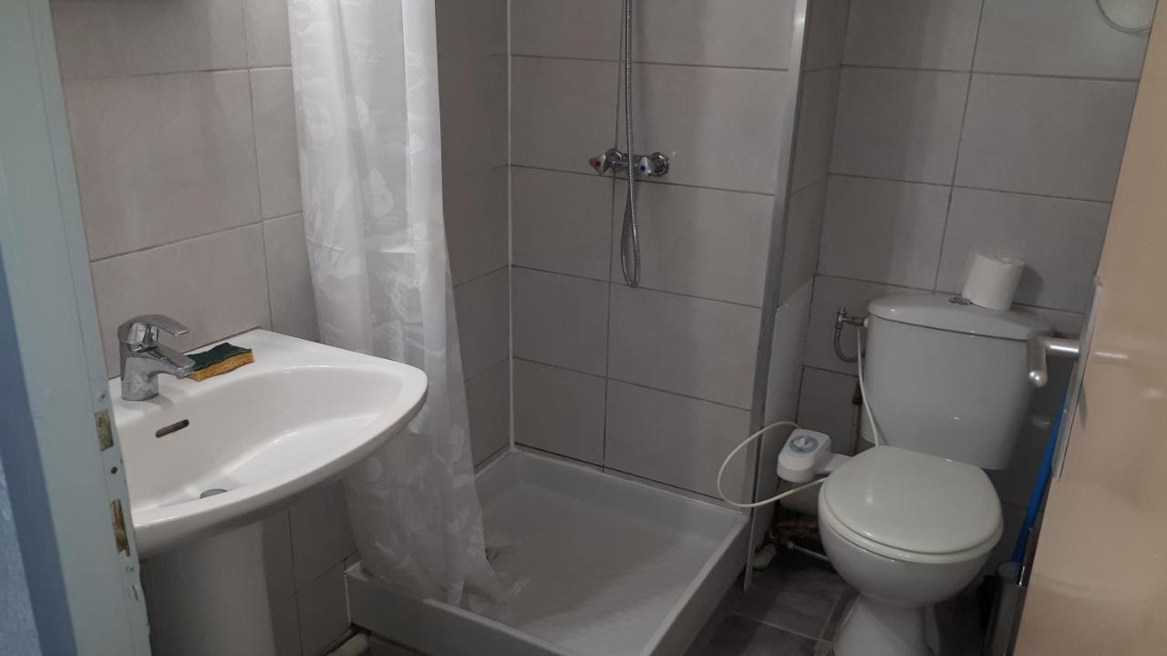 Avec Jardinet A 30 M De La Plage, Au Calme. Appartement Gruissan